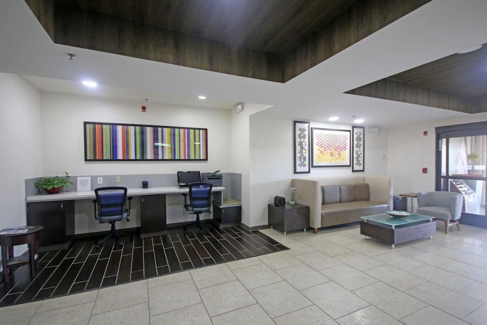 Holiday Inn Express Hotel & Suites Greensboro-East By Ihg Екстер'єр фото