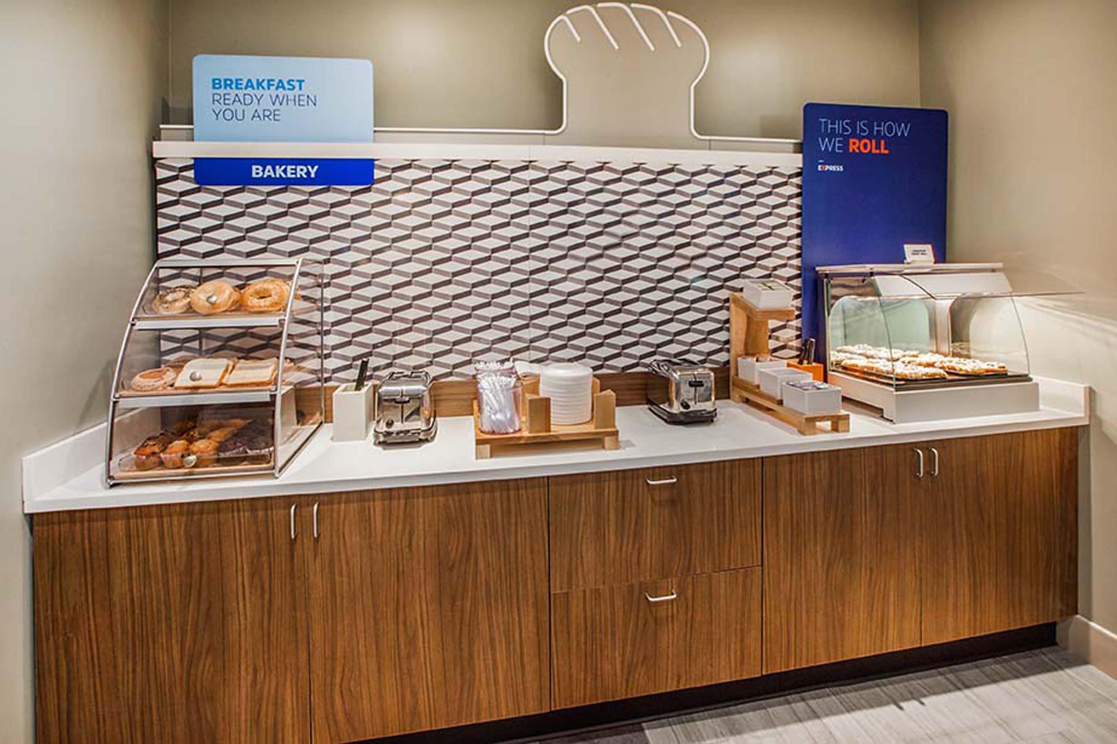Holiday Inn Express Hotel & Suites Greensboro-East By Ihg Екстер'єр фото