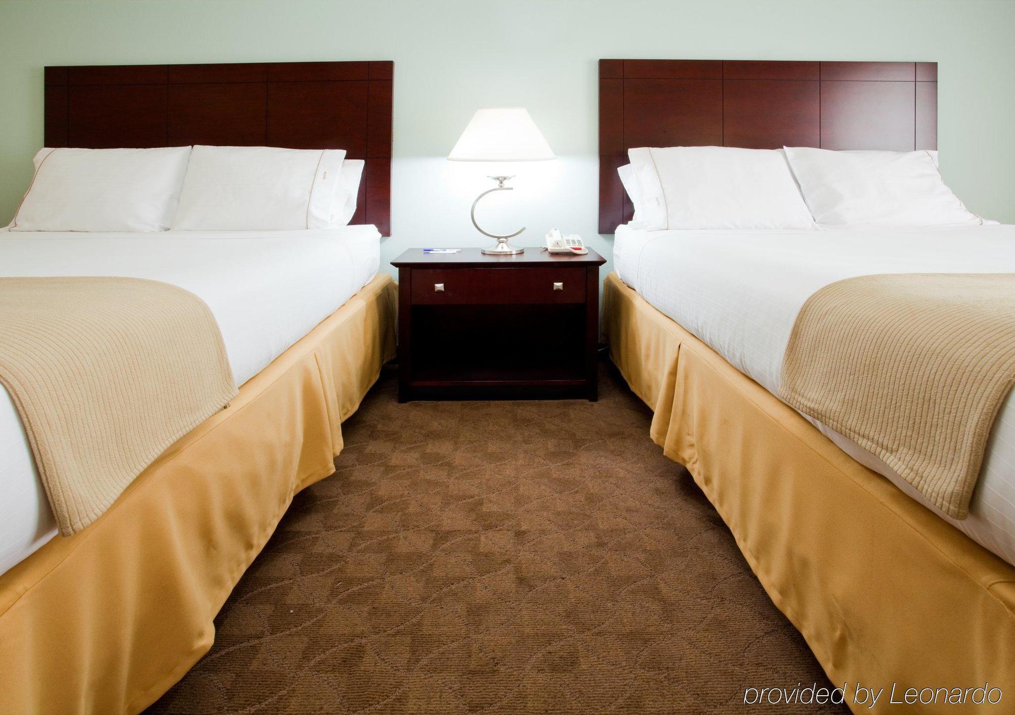 Holiday Inn Express Hotel & Suites Greensboro-East By Ihg Екстер'єр фото