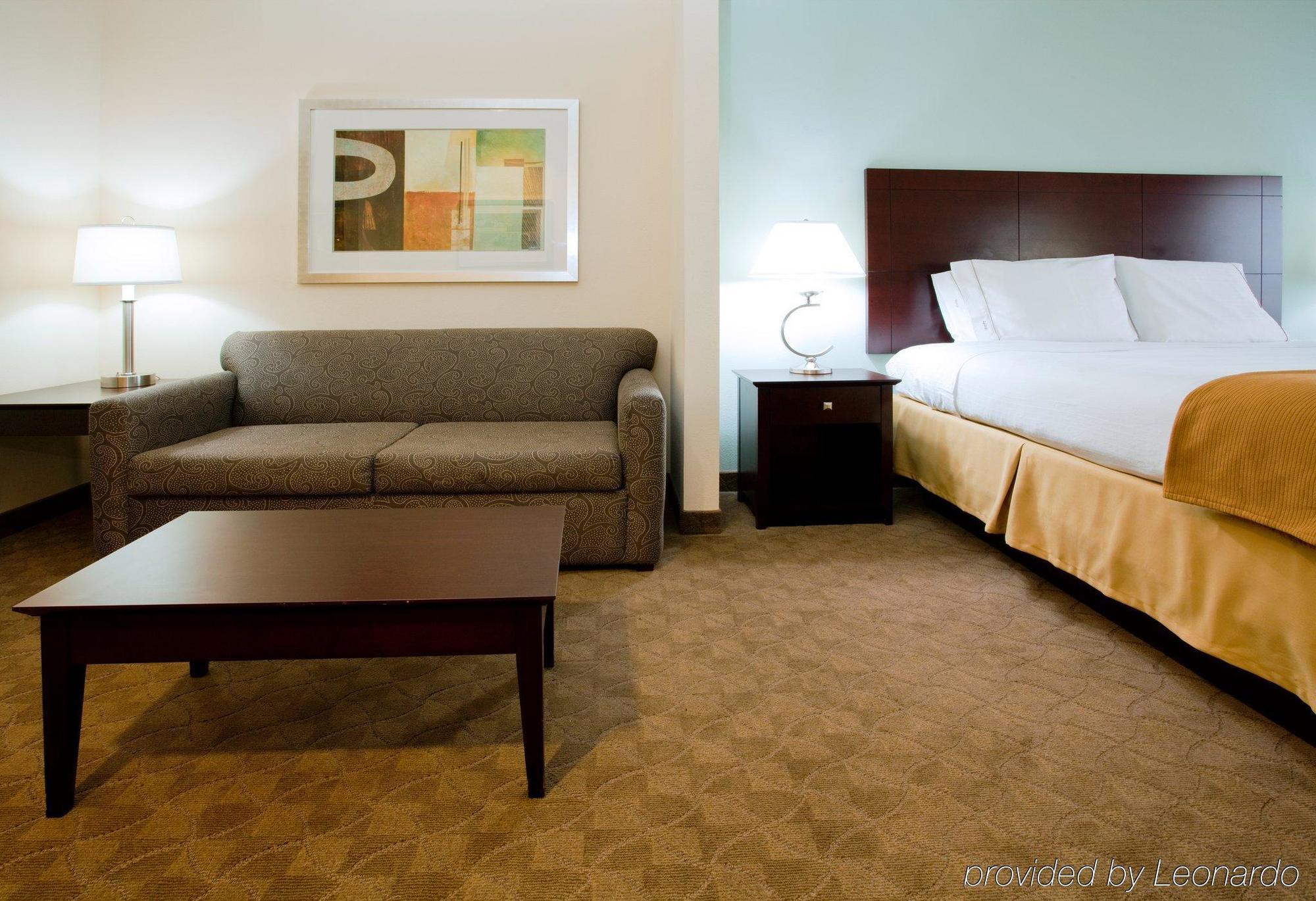 Holiday Inn Express Hotel & Suites Greensboro-East By Ihg Номер фото