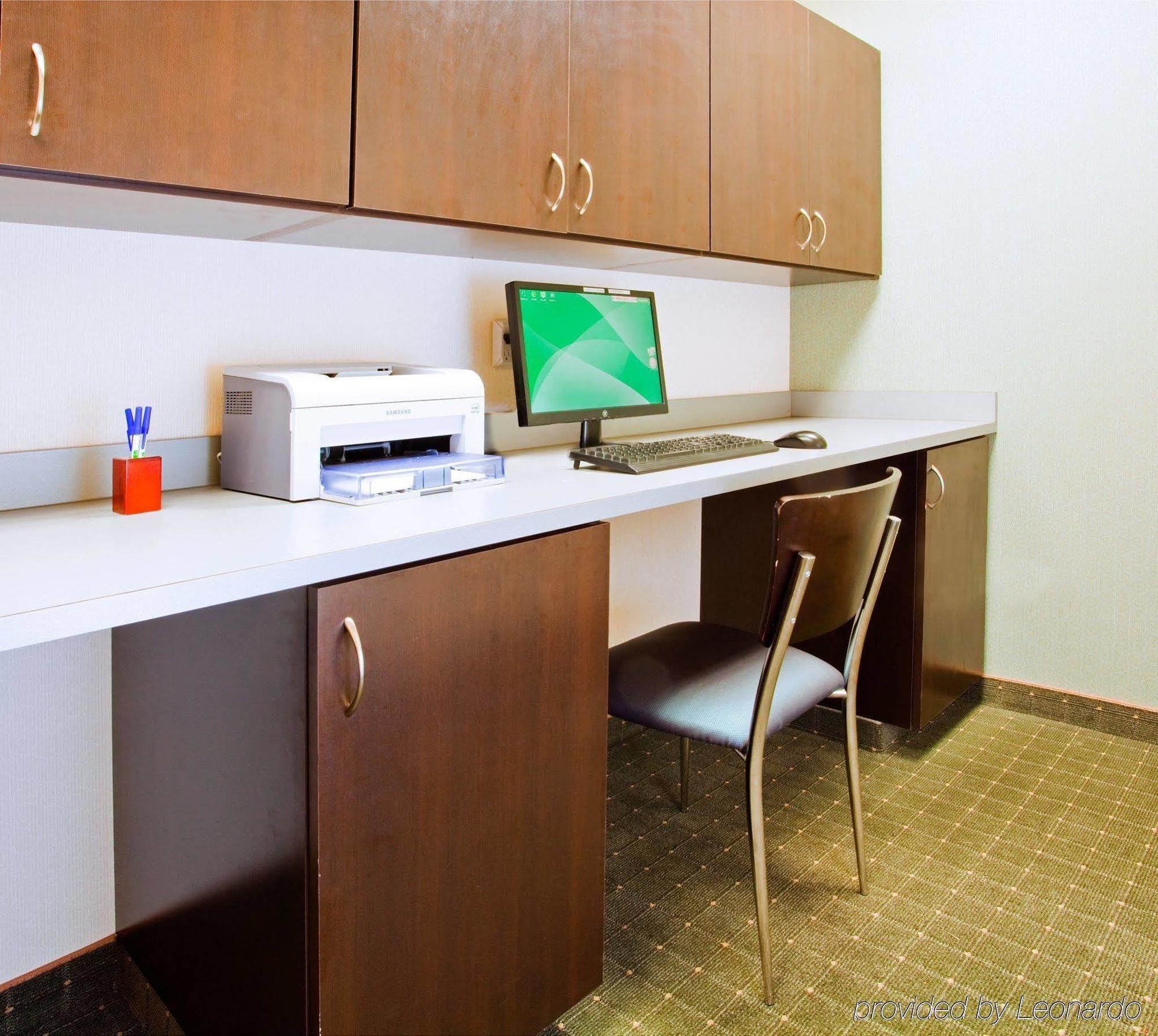 Holiday Inn Express Hotel & Suites Greensboro-East By Ihg Екстер'єр фото