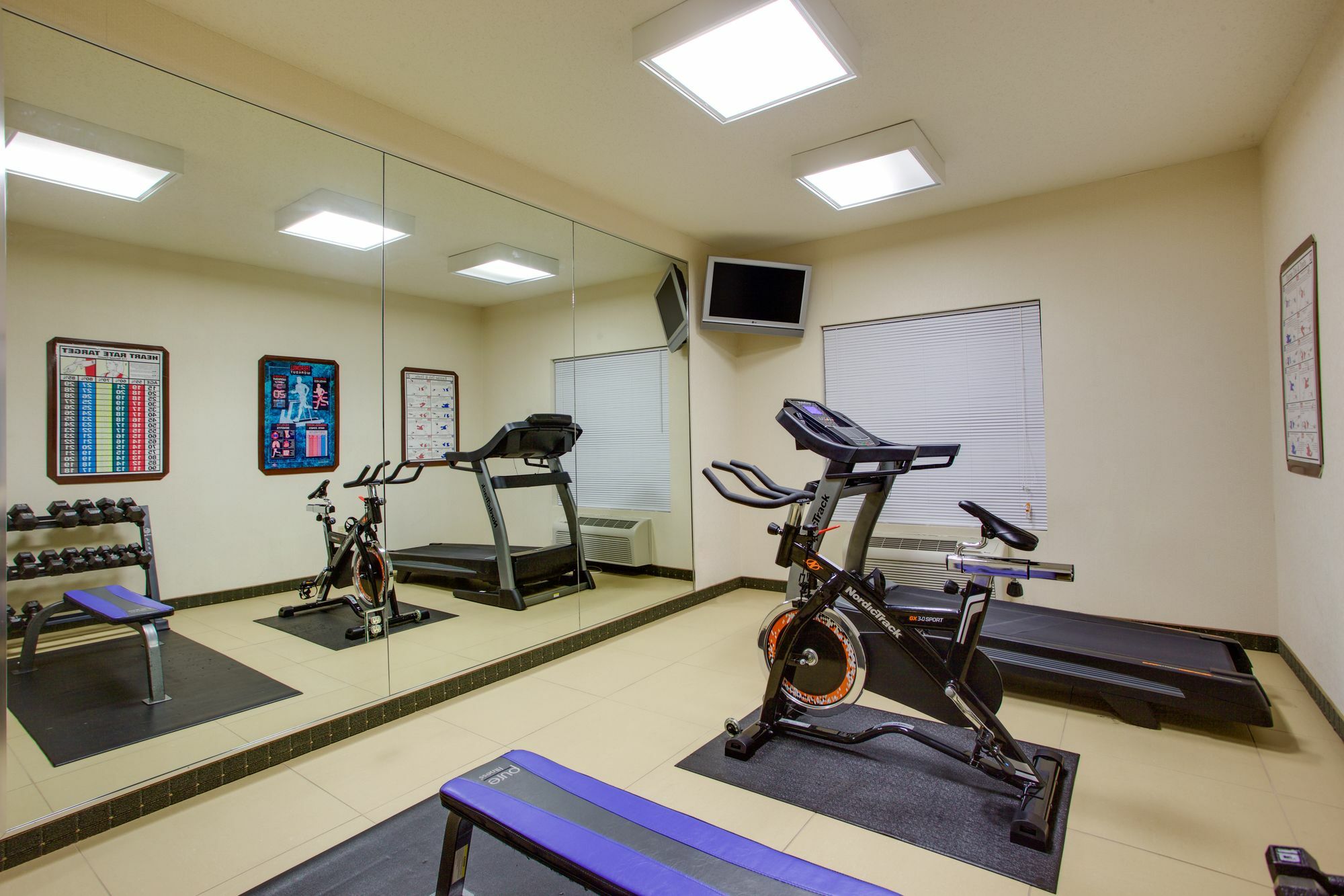 Holiday Inn Express Hotel & Suites Greensboro-East By Ihg Екстер'єр фото