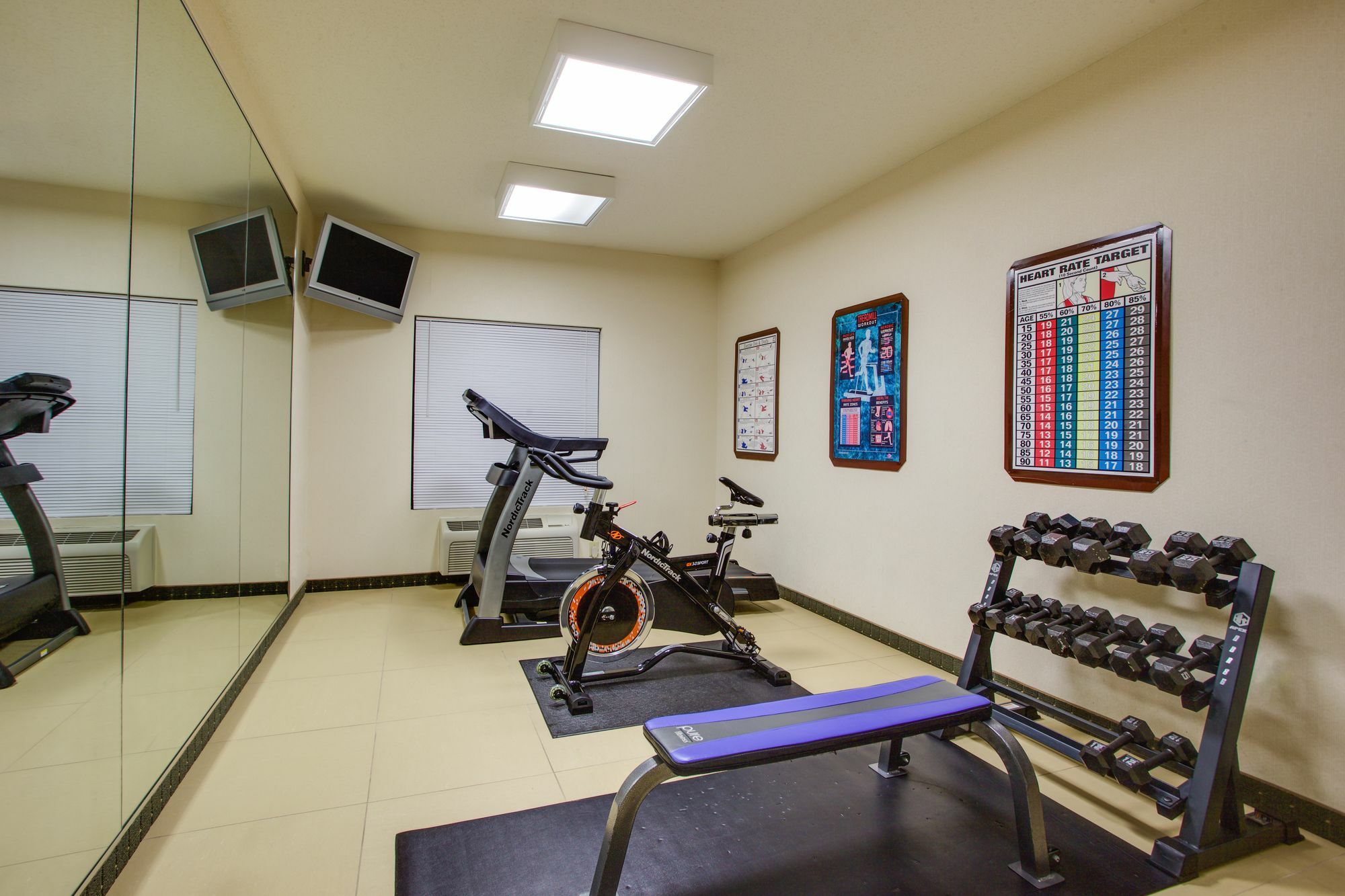 Holiday Inn Express Hotel & Suites Greensboro-East By Ihg Екстер'єр фото